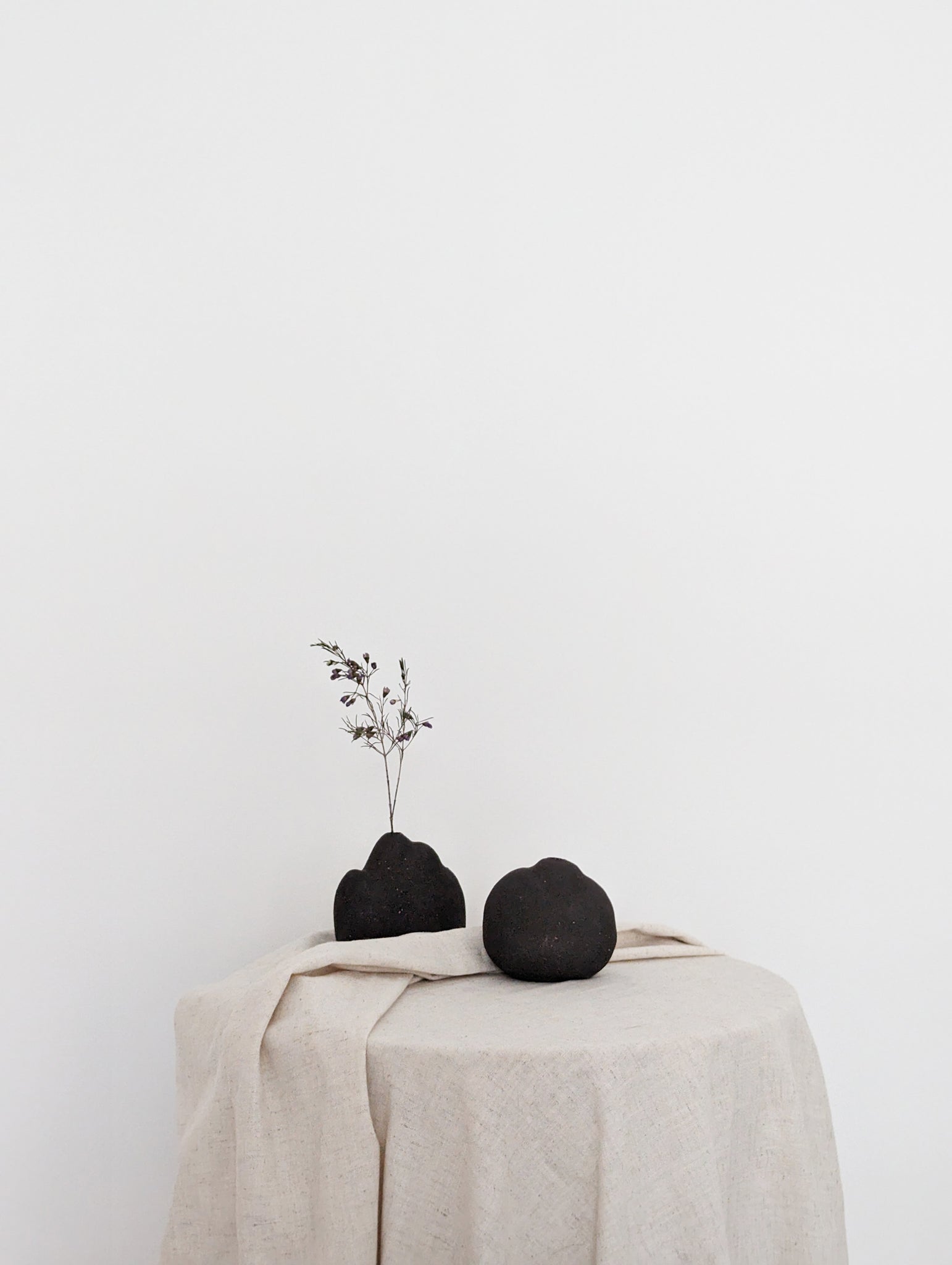 Pebble Vases in Sandstone - Black