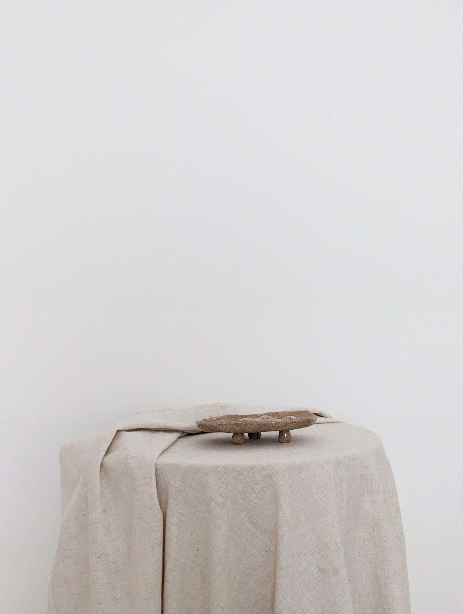 Three-footed Tray in Sandstone - Satin Sand