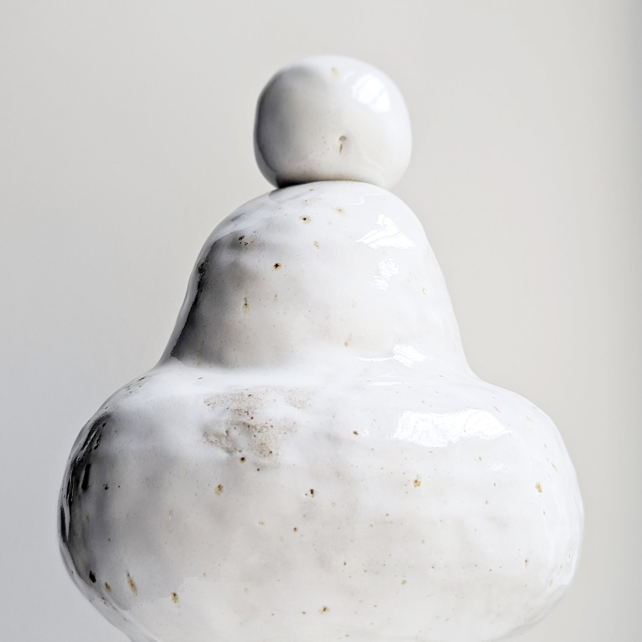 Marshmallow Vase N8 in Sandstone - Shiny White