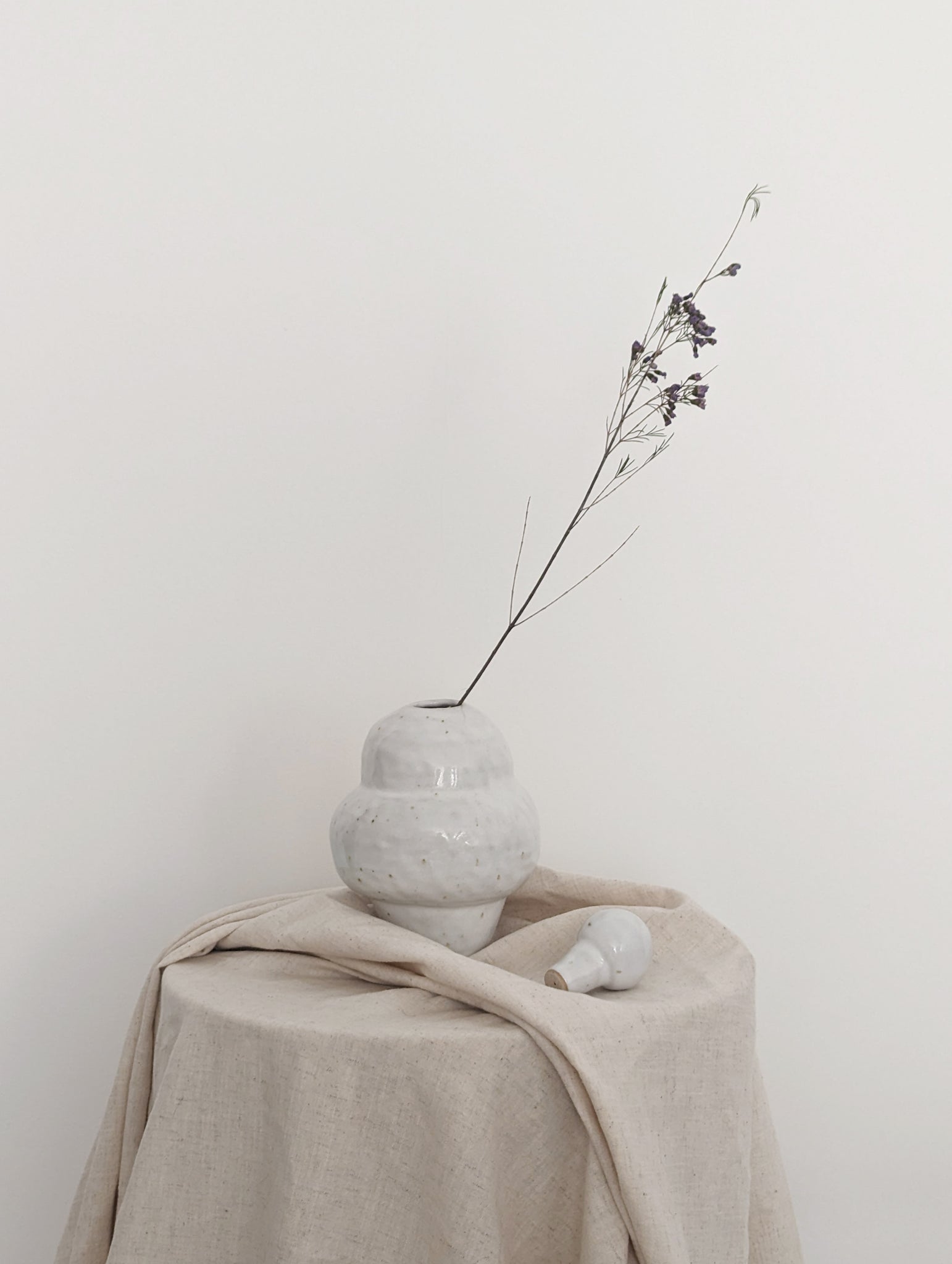 Marshmallow Vase N9 in Sandstone - Shiny White