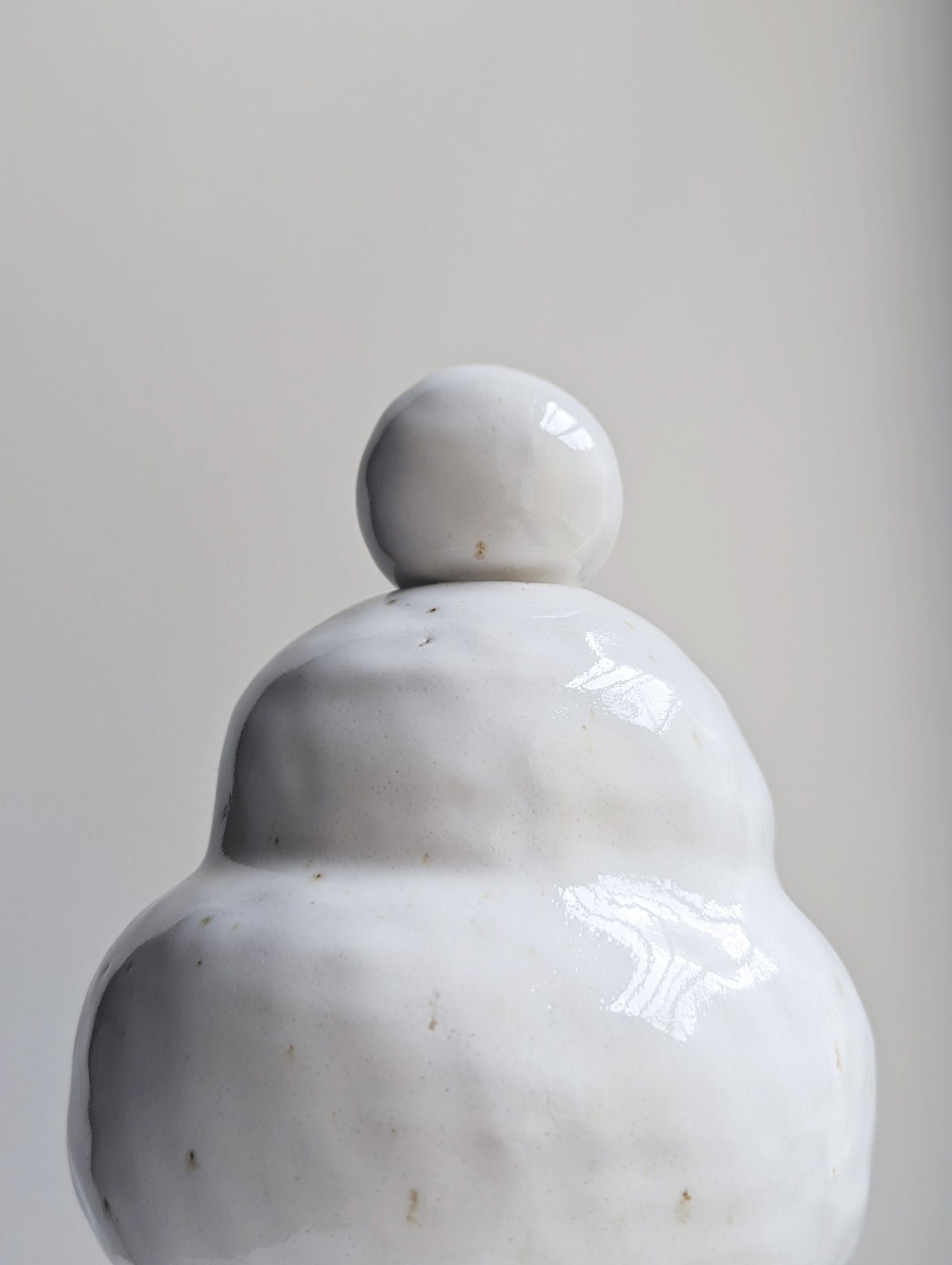 Marshmallow Vase N9 in Sandstone - Shiny White